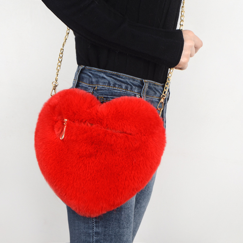 Heart-shaped fluffy bag with gold chain