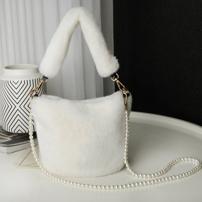 Lottie | Fluffy bucket bag with faux pearl chain