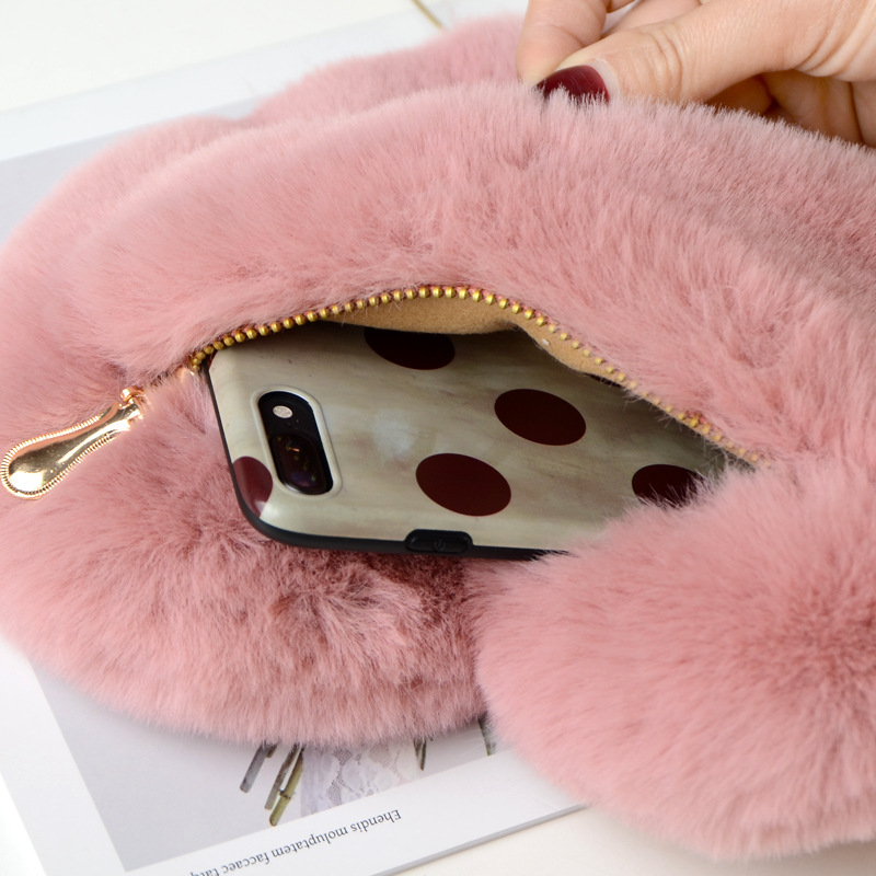 Heart-shaped fluffy bag with gold chain